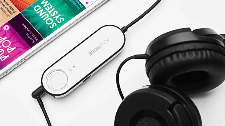 Der Boomstick von BoomCloud 360 wird einfach zwischen Smartphone und Kopfhörer gesteckt