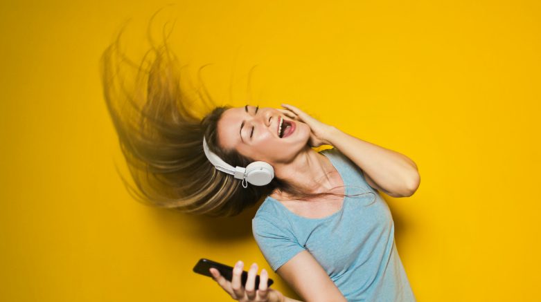 Neue Umfrage des Digitalverbands Bitkom: Kopfhörer werden zum Status-Symbol