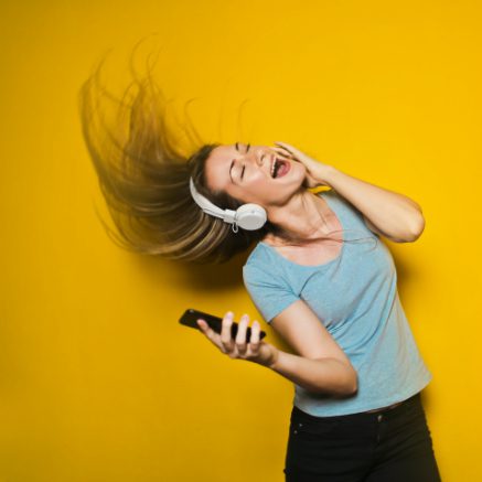 Neue Umfrage des Digitalverbands Bitkom: Kopfhörer werden zum Status-Symbol