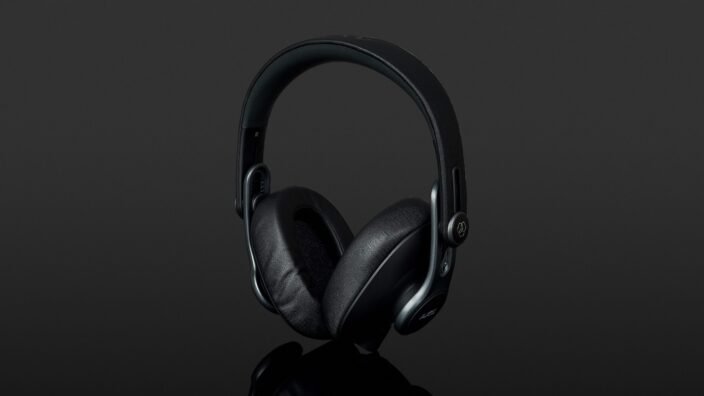 AKG K371