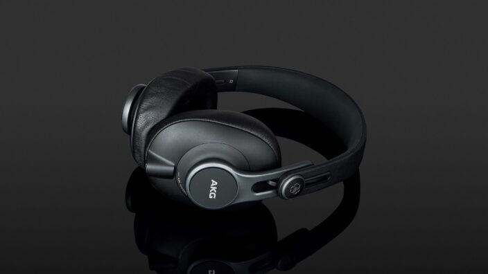AKG K371