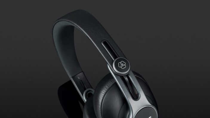 AKG K371
