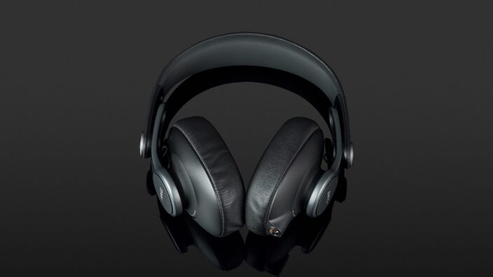 AKG K371