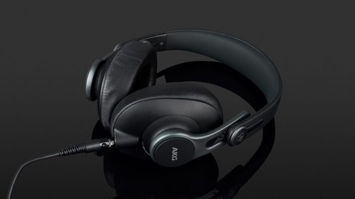 AKG K371