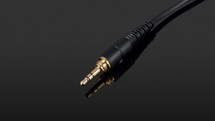 AKG K371