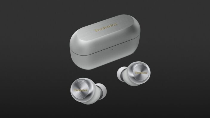 Ein Paar Technics EAH-AZ100 In-Ears, gezeigt vor dem Ladecase, symbolisiert hochwertigen Klang und modernes Design