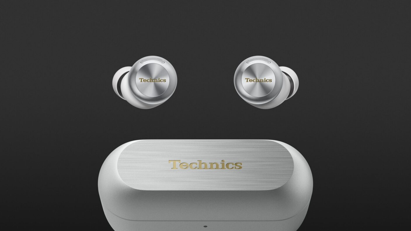 Ein Paar Technics EAH-AZ100 In-Ears, gezeigt vor dem Ladecase, symbolisiert hochwertigen Klang und modernes Design