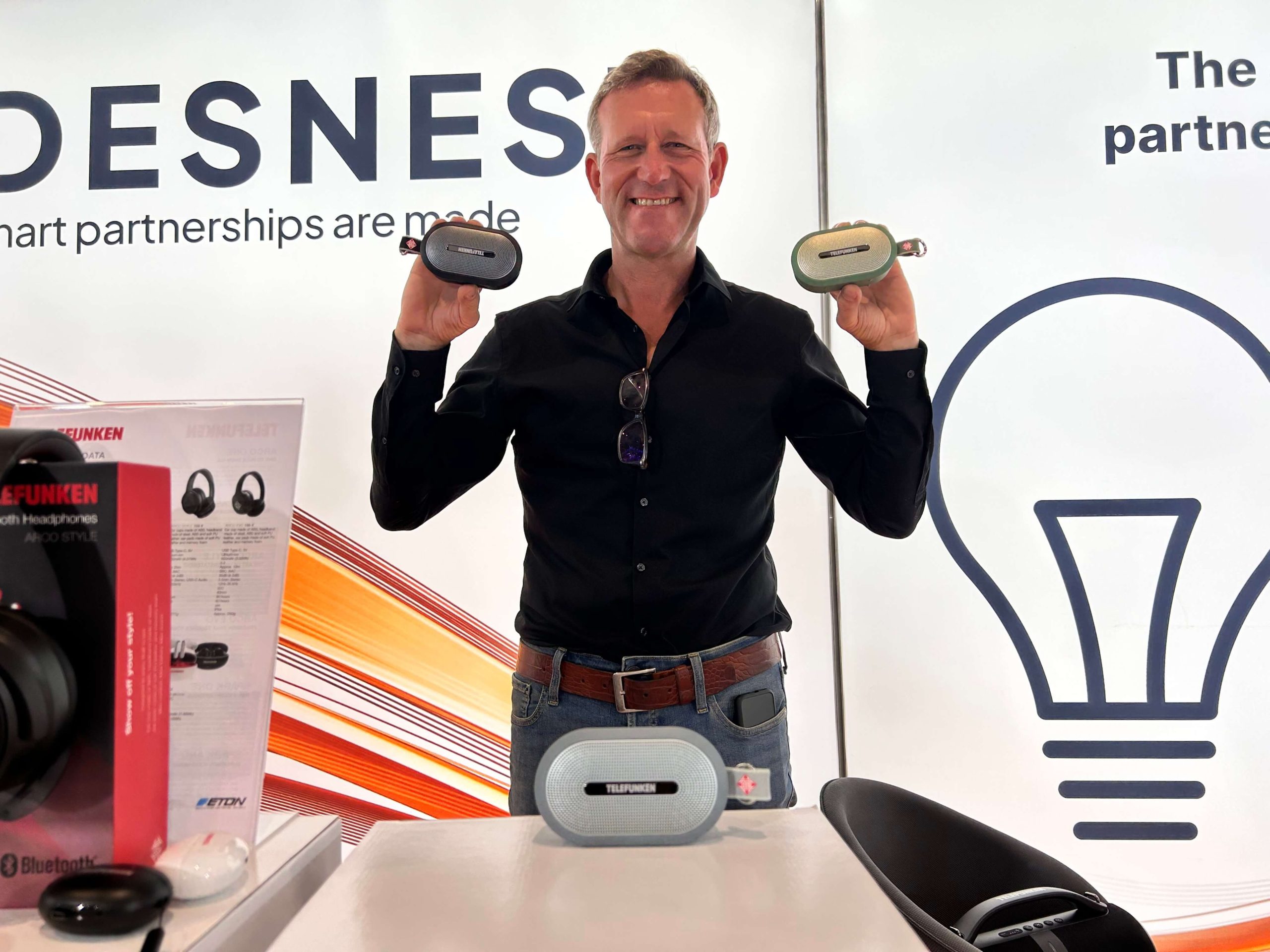 Rüdiger Forse zeigt die Telefunken SOUNDBUDDY TWS auf der IFA 2025