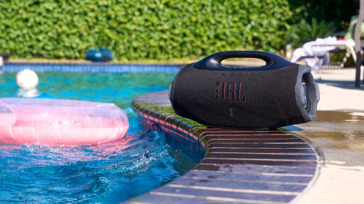 JBL Boombox 4 bei einer Outdoor-Party mit leuchtenden Bass-Logos