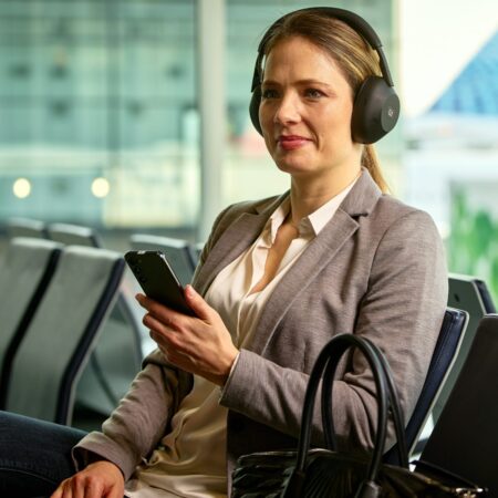 Frankfurt Airport startet weltweit ersten Auracast-Test an zwei Gates. Passagiere empfangen Durchsagen direkt auf Kopfhörer, Hörgeräte und Smartphones.