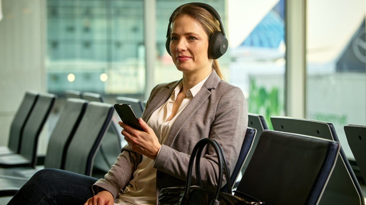 Frankfurt Airport startet weltweit ersten Auracast-Test an zwei Gates. Passagiere empfangen Durchsagen direkt auf Kopfhörer, Hörgeräte und Smartphones.