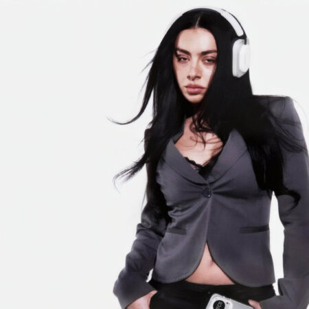 Charli xcx trägt Nothing Headphone (a) fünf Tage am Stück – und wird Anteilseignerin